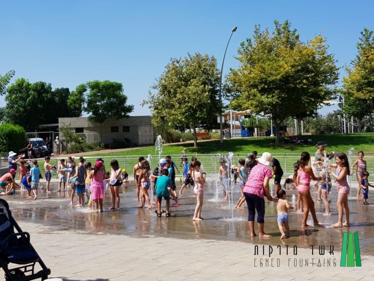 ילדים רוחצים במזרקה בפארק בגבעתיים